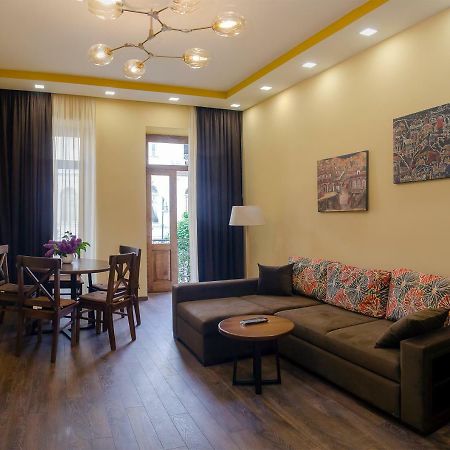 Home@97 On Aghmashenebeli Avenue تبليسي المظهر الخارجي الصورة