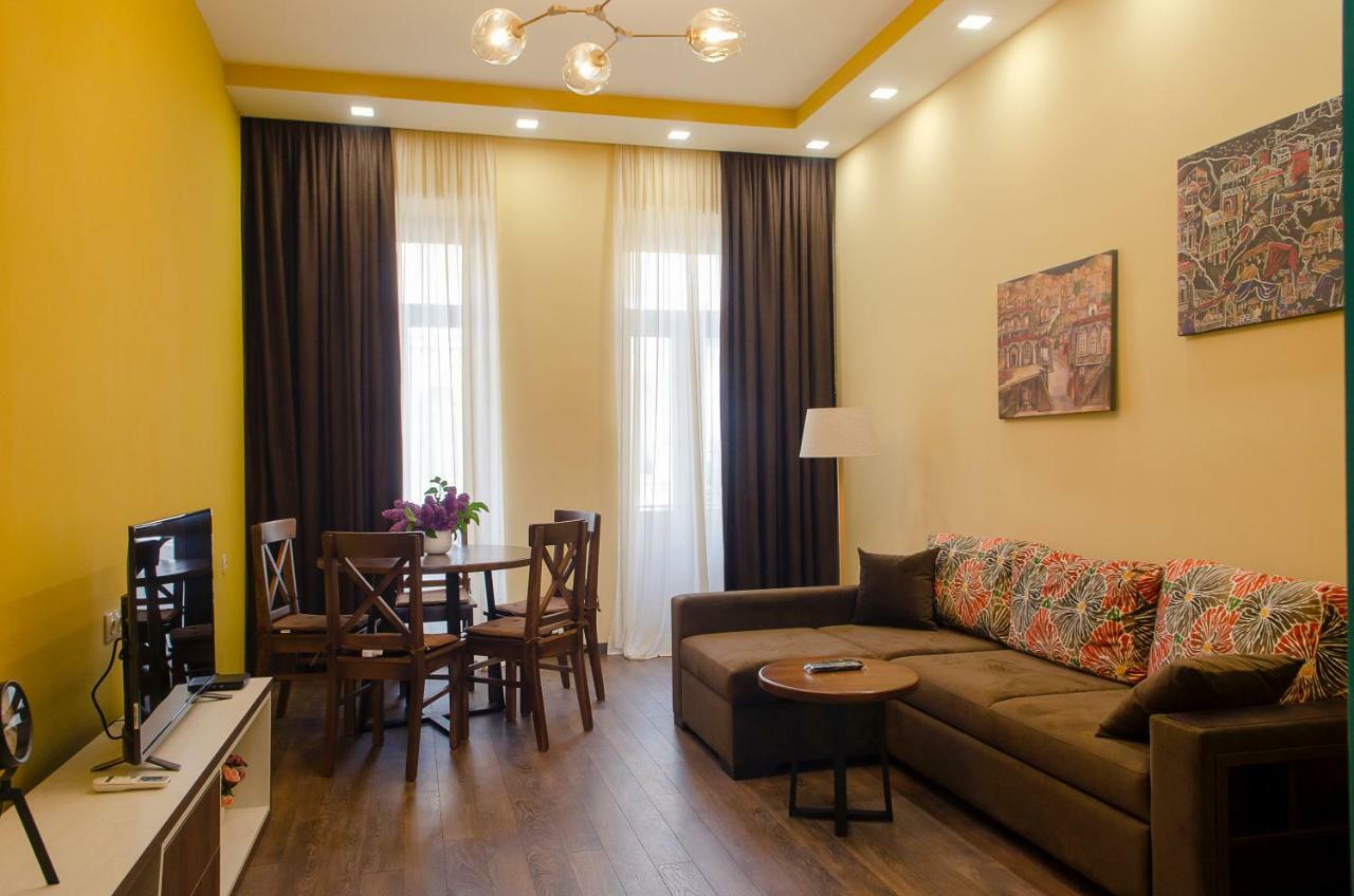 Home@97 On Aghmashenebeli Avenue تبليسي المظهر الخارجي الصورة